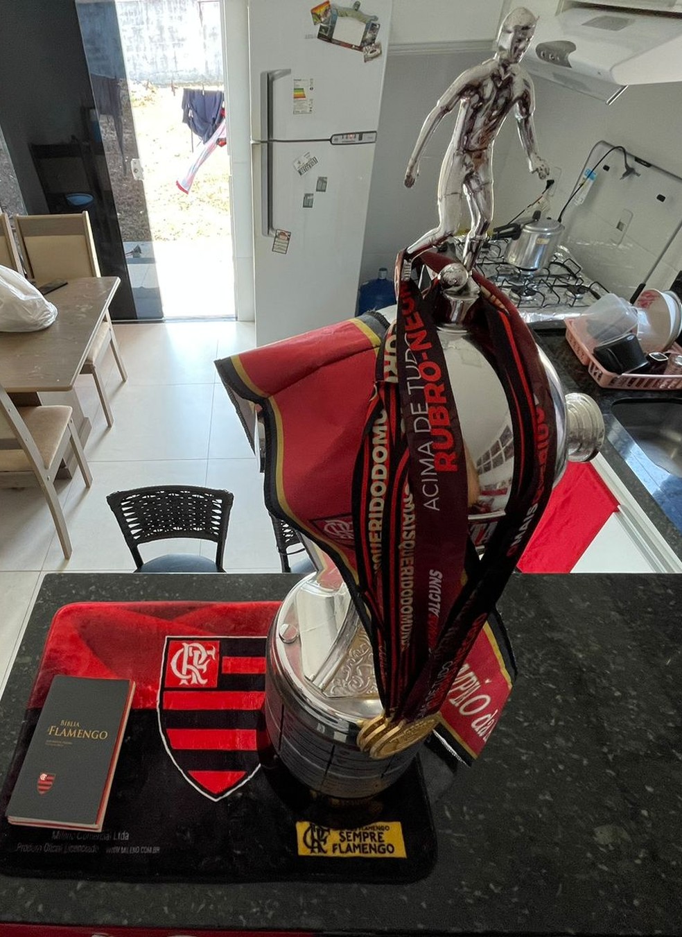R&eacute;plica da Ta&ccedil;a da Copa Libertadores toma conta do balc&atilde;o da cozinha na casa do Flamengo, em Macap&aacute; &mdash; Foto: Paulo Pennafort/Rede Amaz&ocirc;nica