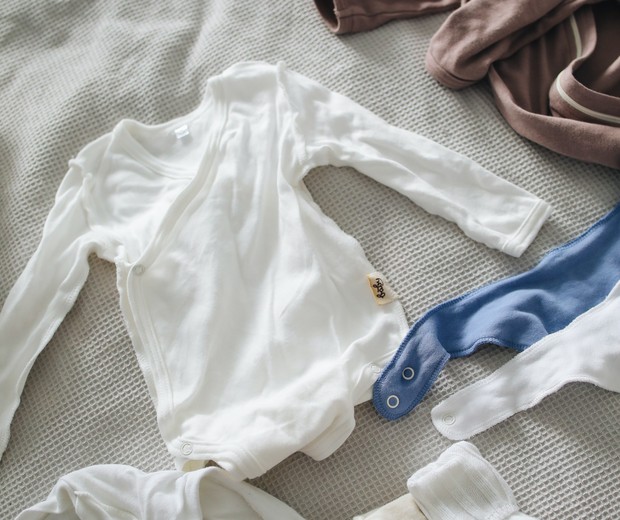 Roupas do bebê devem ser lavadas com sabão neutro, segundo especialistas (Foto: Pexels)