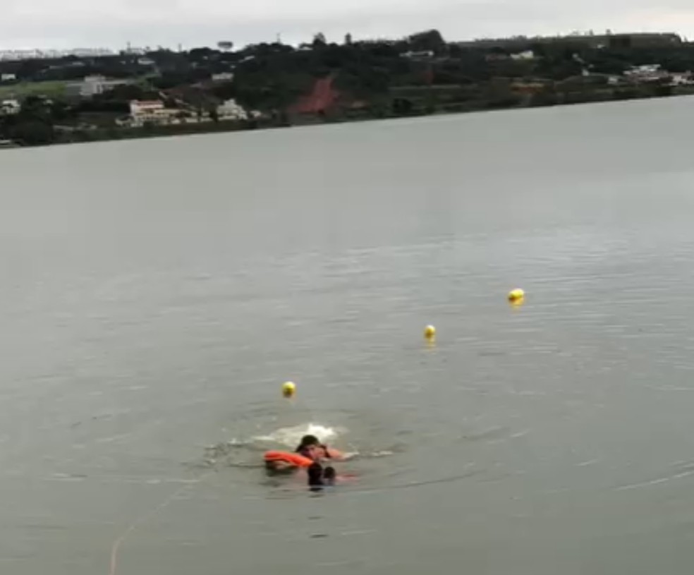 Bombeiros resgatam corpo de jovem que morreu afogado enquanto celebrava virada do ano em Boa Esperança, MG — Foto: Redes sociais
