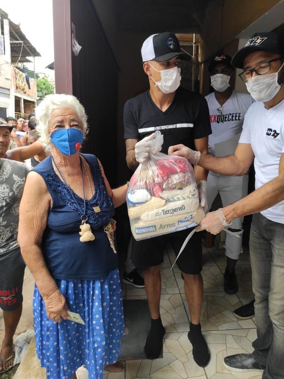 Bruno Henrique doa alimentos para moradores de seu bairro de origem — Foto: Reprodução