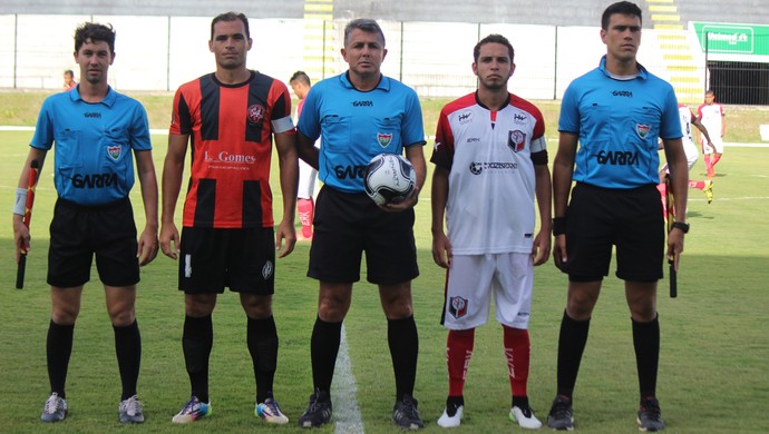 Emanuel Eduardo Marinho árbitro (Foto: Augusto Gomes/GloboEsporte.com)