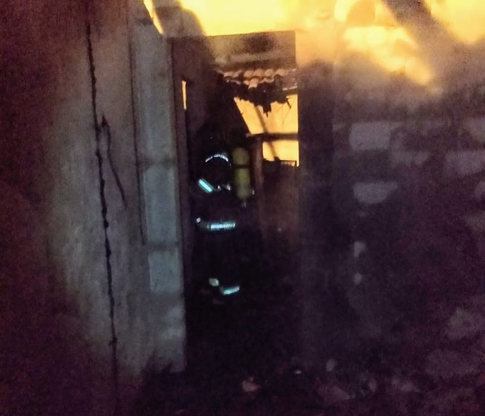 Bombeiros foram chamados para controlar incêndio no Povoado Canafístula do Cipriano, em Girau do Ponciano, Alagoas — Foto: Ascom/Corpo de Bombeiros