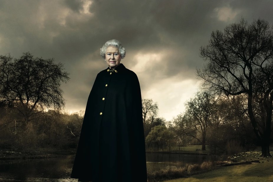 A rainha Elizabeth II no jardim do Palácio de Buckingham, em 2007 — Foto: Annie Leibovitz