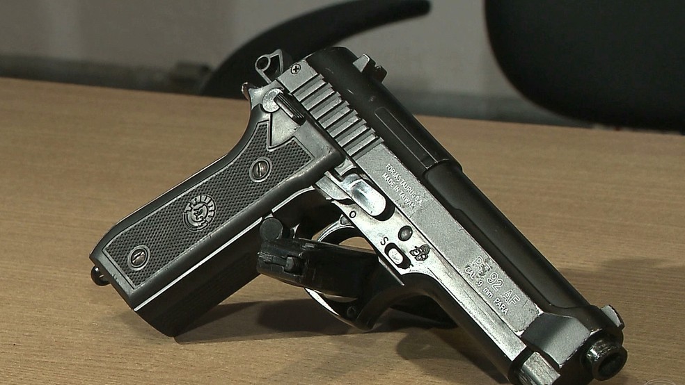 Arma de brinquedo apreendida pela PolÃ­cia Militar (Foto: ReproduÃ§Ã£o/TV Cabo Branco)