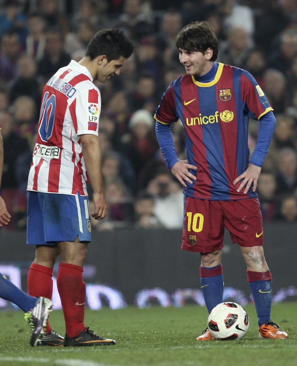 Agüero diante de Messi em jogo do Atlético de Madrid contra o Barcelona pelo Campeonato Espanhol, em 5 de fevereiro de 2011 — Foto: EFE/ARCHIVO/Albert Olivé