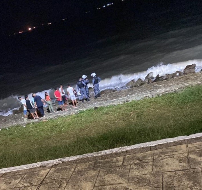 Criança e adolescente morrem afogados na Praia do Calhau, em São Luís
