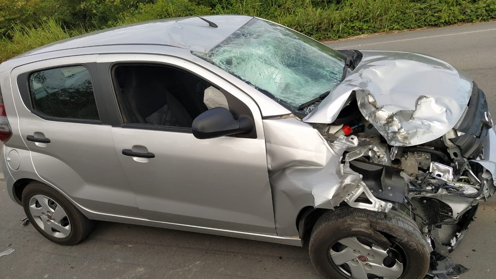 Frente do carro ficou destruída com o impacto da batida — Foto: BPRv