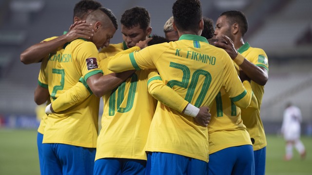 Jogadores do Brasil comemoram gol de Neymar contra o Peru