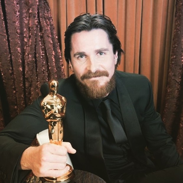 Christian Bale diz que teve hérnia de disco após engordar para