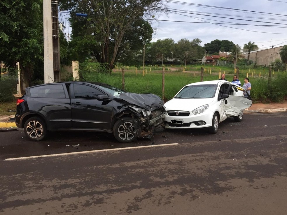 Dois carros envolvidos na colisÃ£o, na capital de MS â Foto: Elton Ribeiro/TV Morena