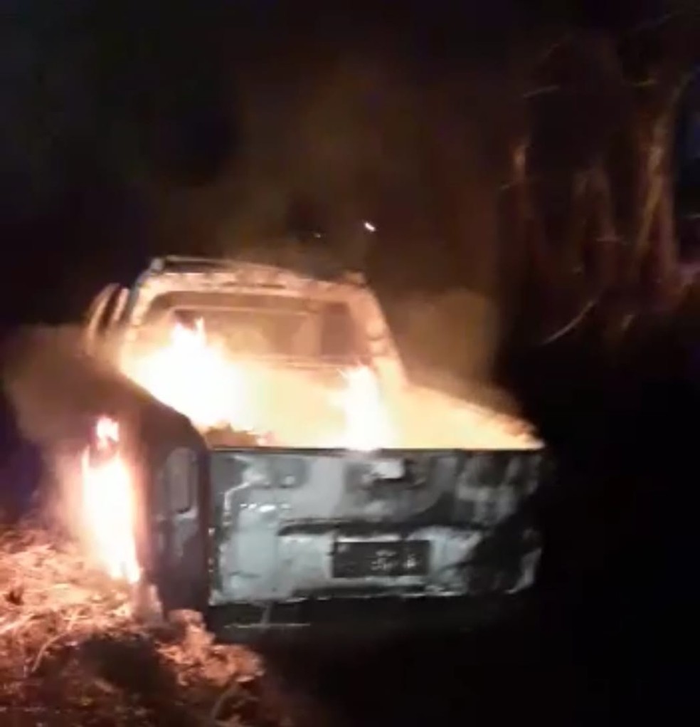 Corpos foram encontrados em caçamba de picape em chamas, em Limeira — Foto: Divulgação/Guarda Municipal