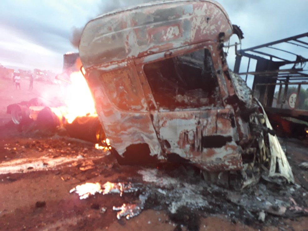 Motorista de carreta morreu carbonizado em Rondônia  — Foto: Waldemir Rofron