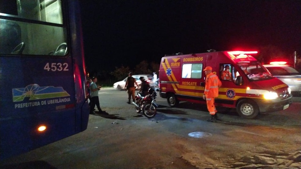 Corpo de Bombeiros atende ocorrência de colisão entre motocicleta e ônibus no Bairro Monte Hebron, em Uberlândia — Foto: Corpo de Bombeiros/Divulgação