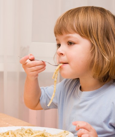 menina; comendo; macarrao; alimentacao (Foto: Shutterstock)