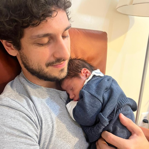 Mário Bregieira e o filho recém-nascido, Joaquim (Foto: Arquivo pessoal)