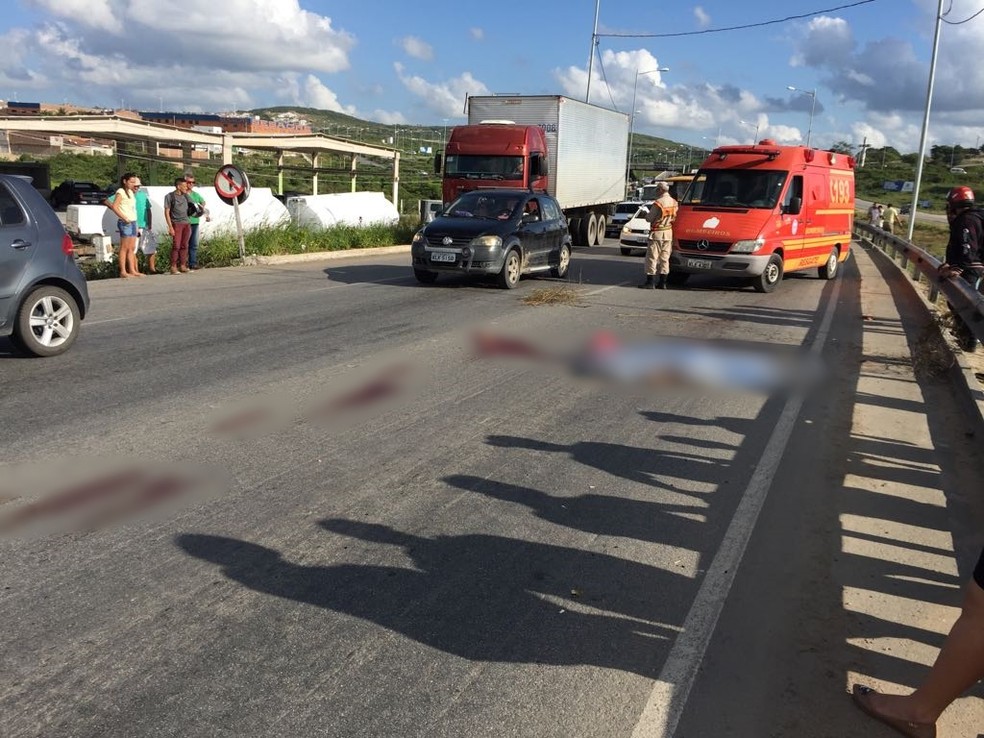 Acidente aconteceu na BR-104 (Foto: Mavian Barbosa / G1)