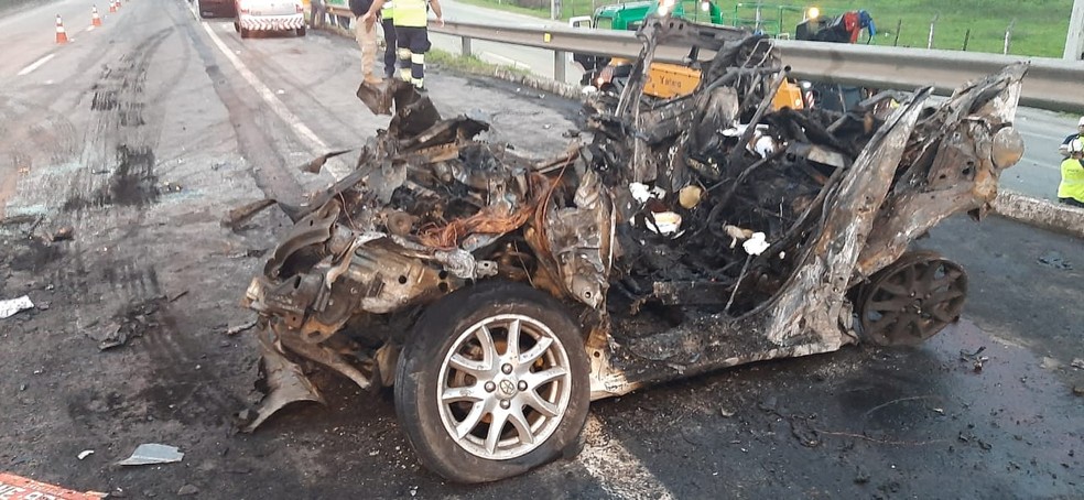 Veículo foi prensado por dois caminhões e duas pessoas morreram, segundo o Corpo de Bombeiros  — Foto: PRF/Divulgação