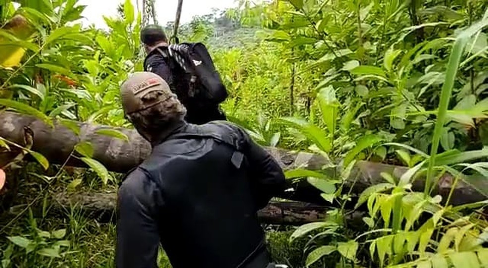 Delegado Lucas Torres participa de operação para tentar localizar corpos em área de fazenda — Foto: PC-RO