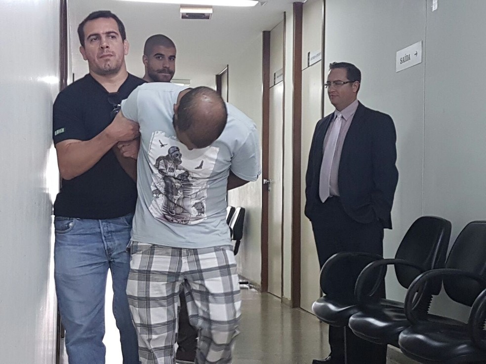 Suspeito de latrocínio em parada de ônibus ao ser apresentado na delegacia (Foto: Polícia Civil/Divulgação)