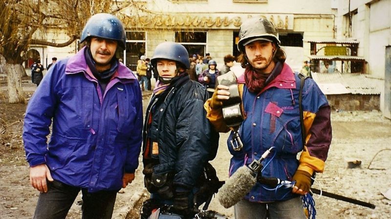 Bowen (esq.) cobriu a guerra em Grozny em 1995 com Scott Hillier e Steve Lidgerwood (Foto: BBC News)