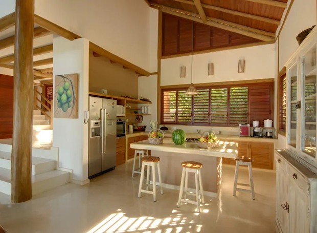 Cozinha rústica em Trancoso (Foto: Airbnb/ Reprodução)