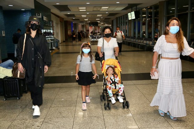 Sabrina Sato desembarca com a família em São Paulo (Foto: Marcos Ribas/Brazil News)