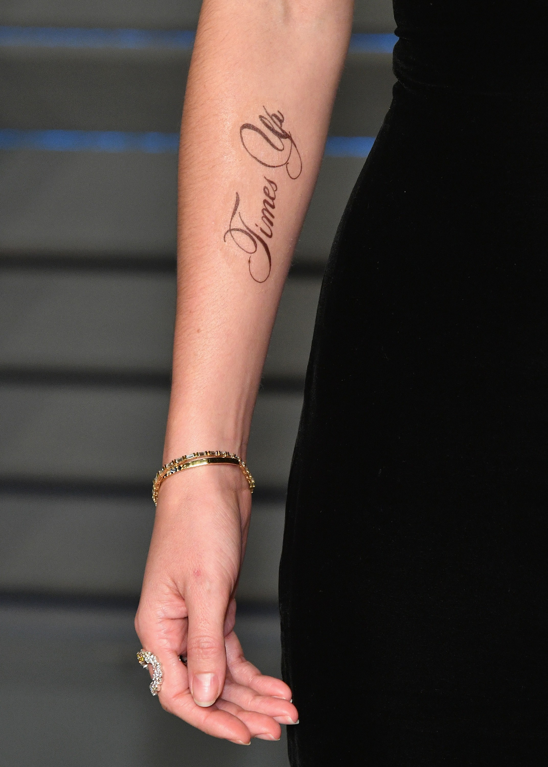 A tatuagem com a grafia errada no braço da atriz Emma Watson (Foto: Getty Images)
