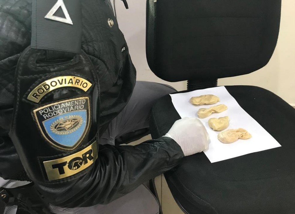 Invólucros de cocaína líquida eram transportados em estômagos de bolivianos — Foto: Cedida 