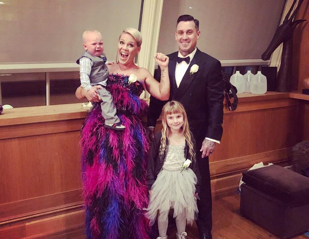 Cantora Pink e sua família (Foto: Reprodução/Instagram)
