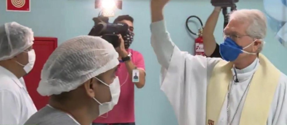 Arcebispo de Manaus abençoa novos funcionários de hospital de retaguarda — Foto: Reprodução