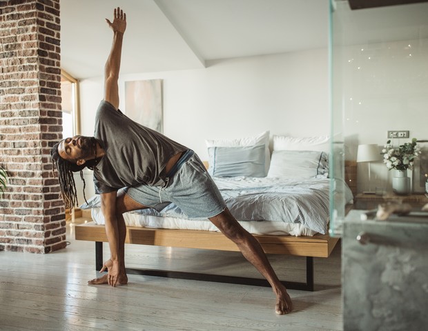 Young men practicing yoga at home. He is in bedroom and doing yoga, first thing in the morning. (Foto: Getty Images)