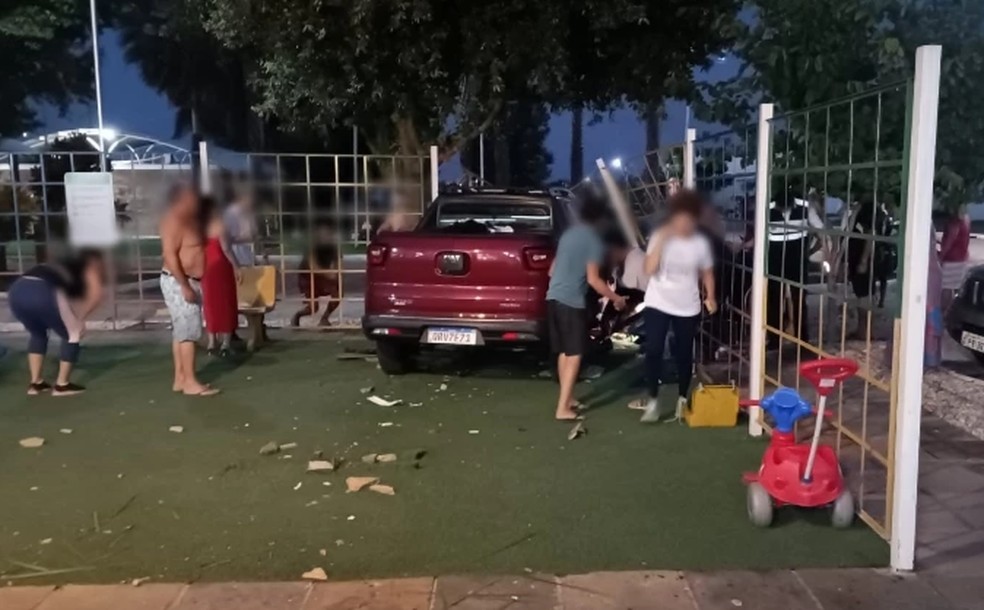 Motorista perdeu o controle do veículo e invadiu o playground do condomínio — Foto: Divulgação