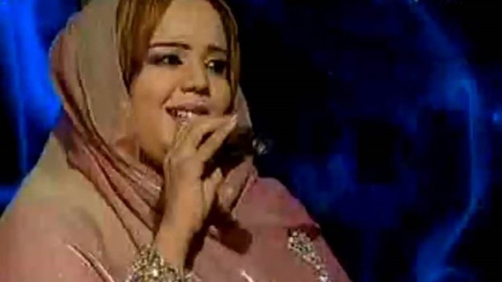 Muitas mulheres sudanesas veem cantora Nada Algalaa como o ideal de beleza (Foto: Reprodução/Youtube)