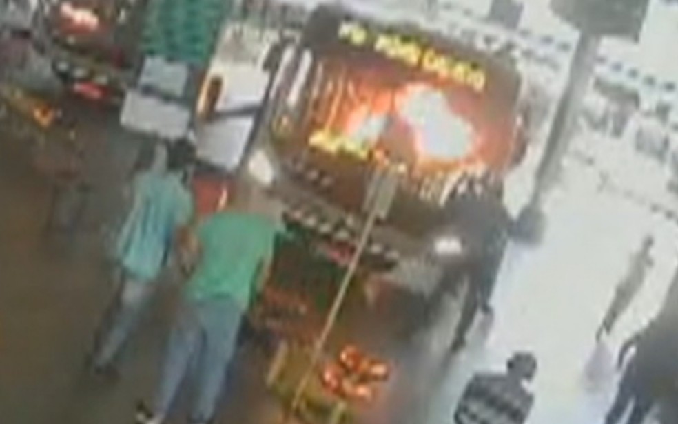 Momento em que mulher ateia fogo em motorista e causa explosão em cabine de ônibus, em Anápolis — Foto: Reprodução/TV Anhanguera
