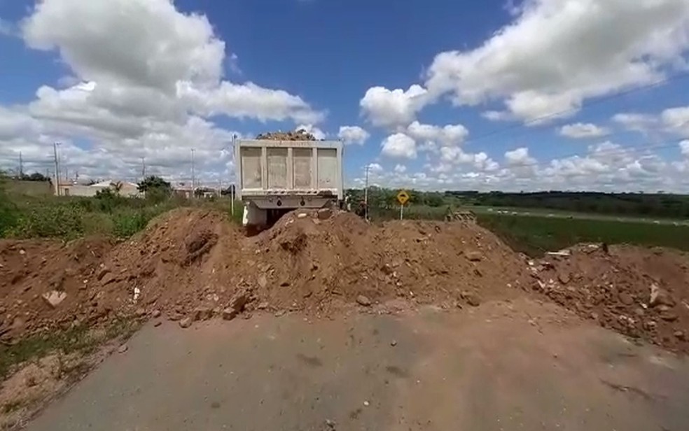 Acessos à cidade foram fechados — Foto: Prefeitura de Poço Verde/Divulgação