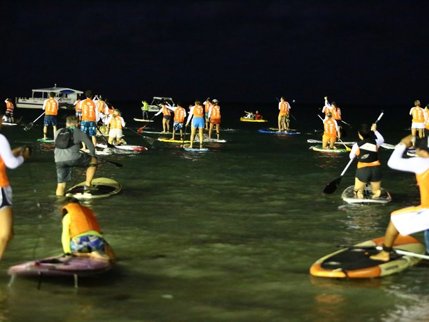 Após a concentração, os praticantes do stand up paddle seguiram em grupo em direção ao mar. (Foto: Jonathan Lins/G1)