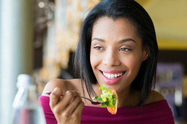 Super salada é dica para se alimentar de forma saudável sem passar fome (Foto: Thinkstock)