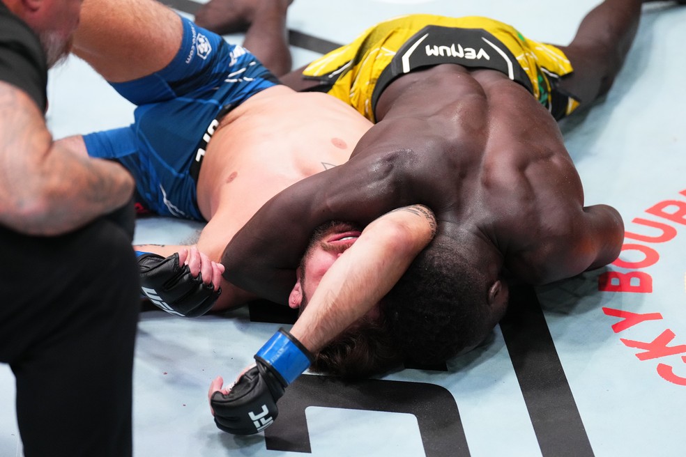 David Onama venceu Garrett Armfield por finalização aos 3min13s do R2 — Foto: Getty Images