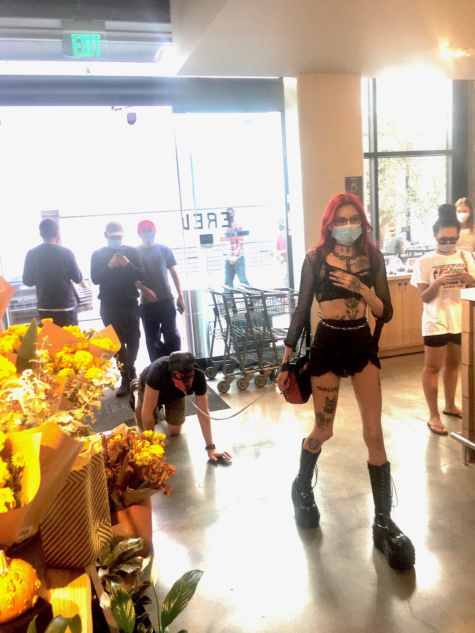 Dominatrix leva homem de coleira ao mercado em Los Angeles e foto viraliza nas redes (Foto: Reprodução/ Twitter)