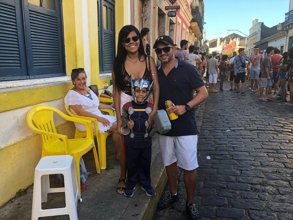 Vitória e Rafael Cortat levaram o filho, Guilherme, de 4 anos, vestido como o super-herói Thor para conhecer as prévias de Olinda — Foto: Pedro Alves/G1