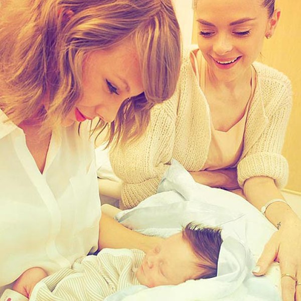 Taylor Swift com Jaime King e o seu filho (Foto: Instagram)
