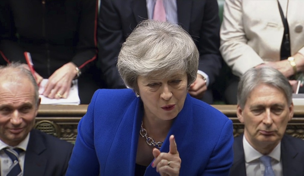 Theresa May responde a perguntas de deputados no Parlamento britânico nesta quarta-feira (16), antes de votação de moção de desconfiança — Foto: House of Commons/PA via AP
