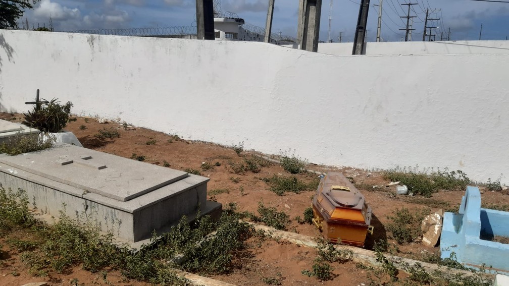Trio tirou caix&atilde;o de dentro de t&uacute;mulo e planejava roubar corpo de idosa sepultada em cemit&eacute;rio de Natal &mdash; Foto: S&eacute;rgio Henrique Santos/Inter TV Cabugi