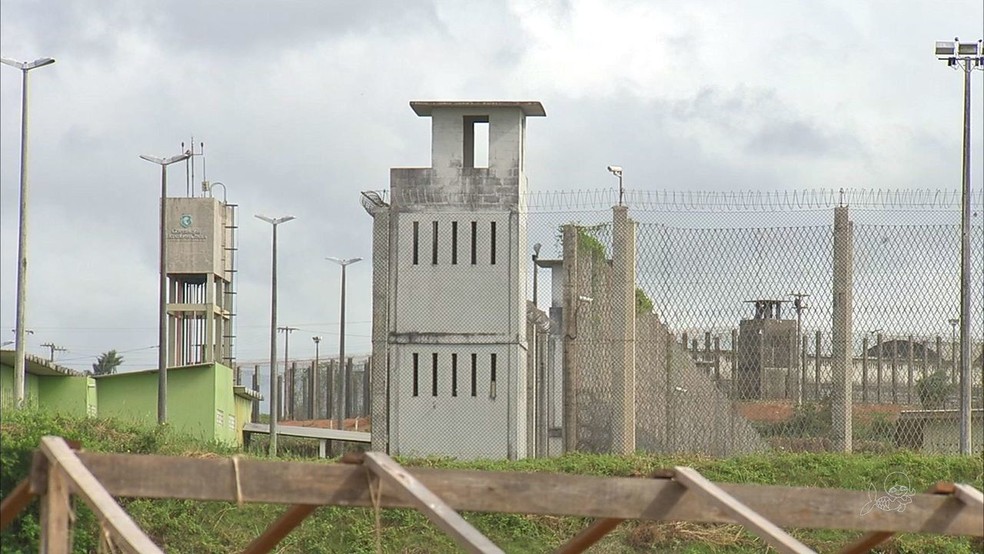 Detentos escalaram muro do presídio com corda feita de lençóis.  — Foto: Reprodução/TVM