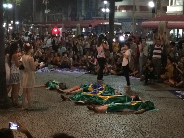 Manifestantes fizeram um ato no Centro em que simulavam as mulheres mortas pelo estado (Foto: Paulo Toledo Piza/G1)
