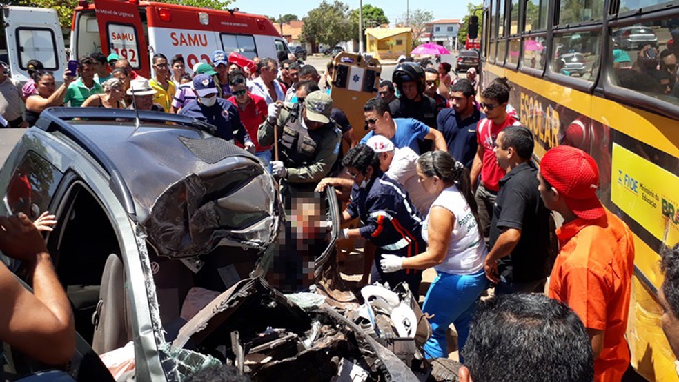 Motorista foi socorrido com vida e morreu no hospital em Esperantina (Foto: Kléber Oliveira / Revista AZ)