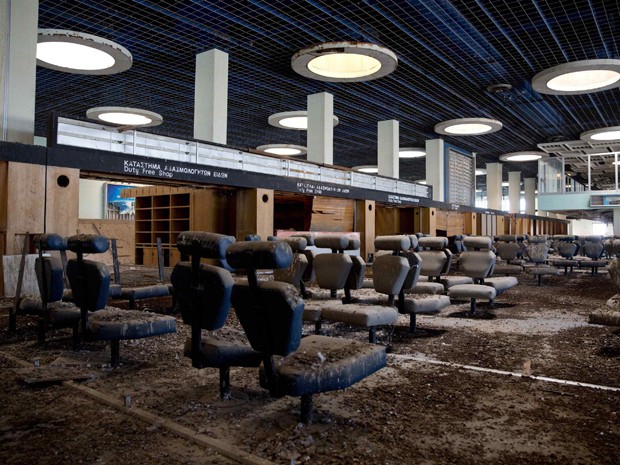 Aeroporto abandonado na área interditada pela ONU desde os anos 70 no Chipre (Foto: Neil Hall/Reuters)