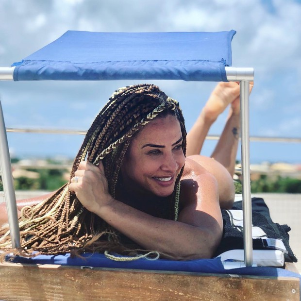 Scheila Carvalho "ativa a melanina" na Bahia (Foto: Reprodução/Instagram)