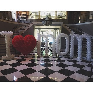 Kris Jenner recebeu homenagem com balões na sala de sua mansão.