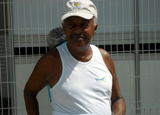 Edvaldo Vale dos Santos, torcedor do Bahia, comemora compra de ingresso (Foto: Raphael Carneiro)